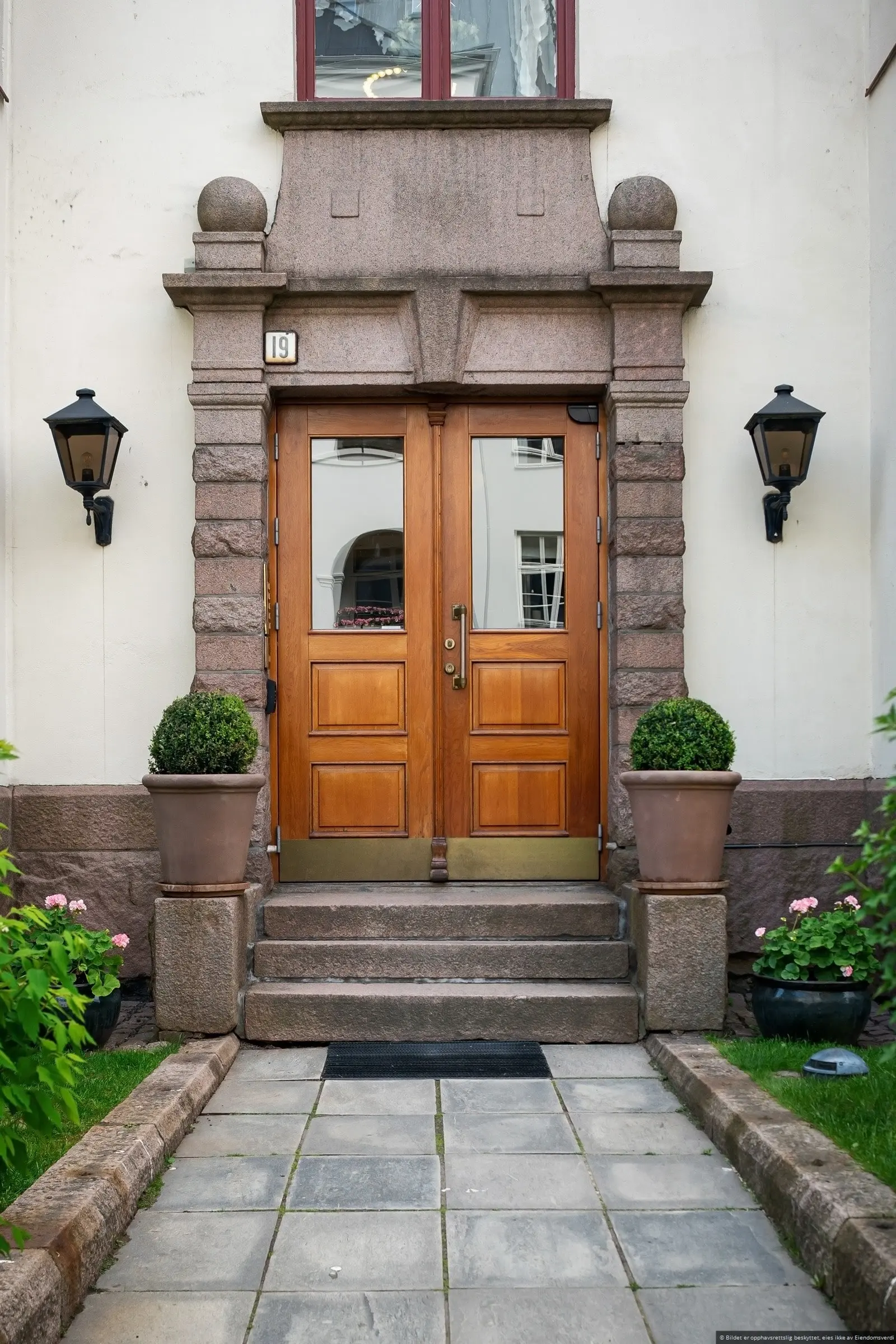 Illustration — Elegantly renovated apartment at Gimle with two balconies and lift