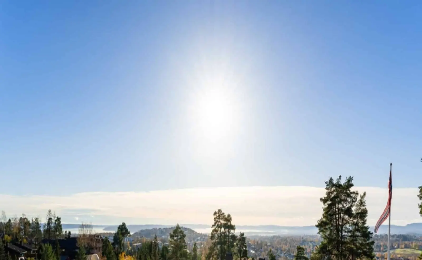 Illustrasjon — Herskapsvilla med panoramautsikt og optimale solforhold i foten av Holmenkollen